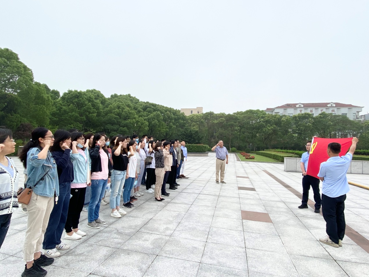 祭扫上海解放战役英烈，强化党风廉政建设