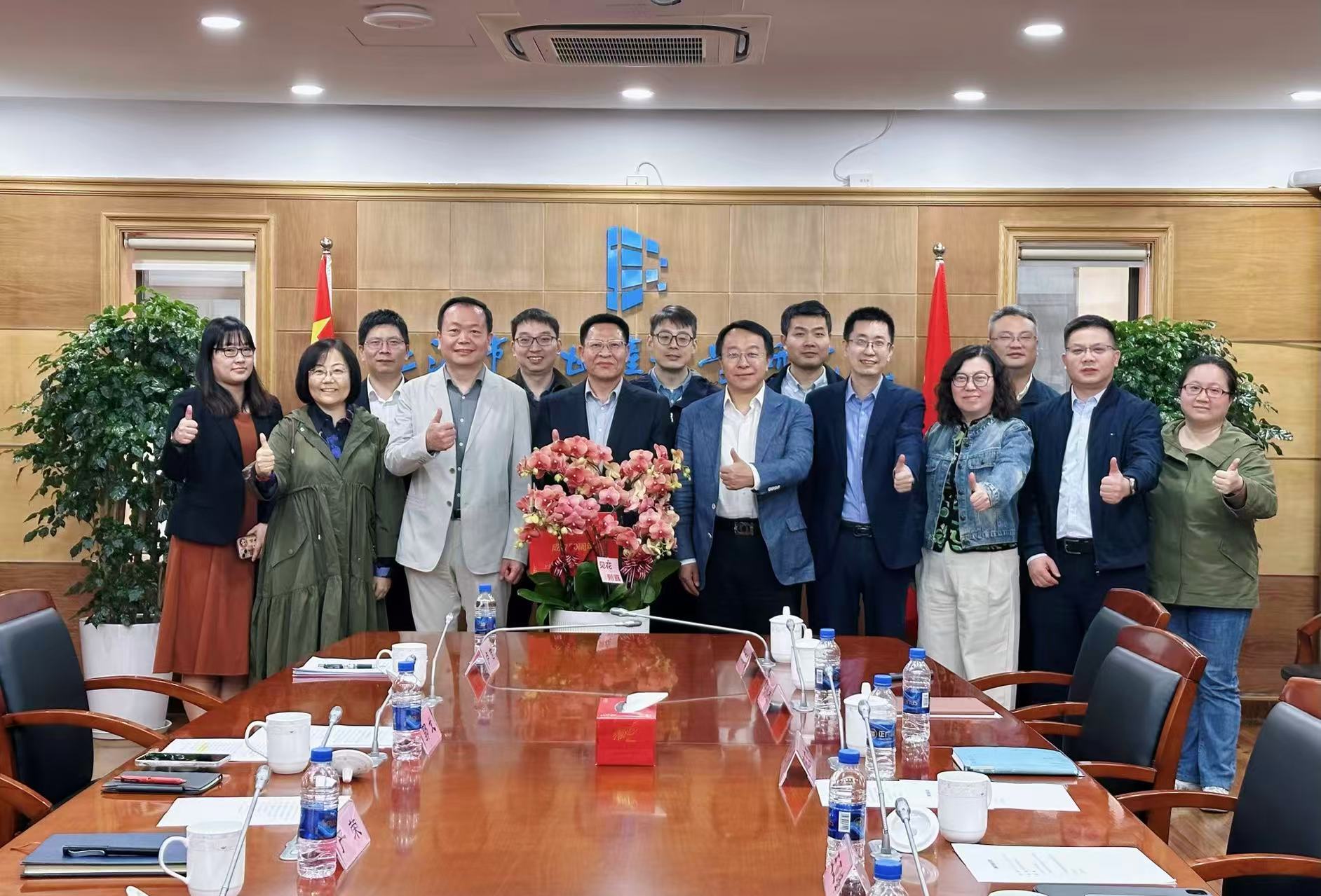 1762154779505031.jpg 2025-10-31合影.jpg